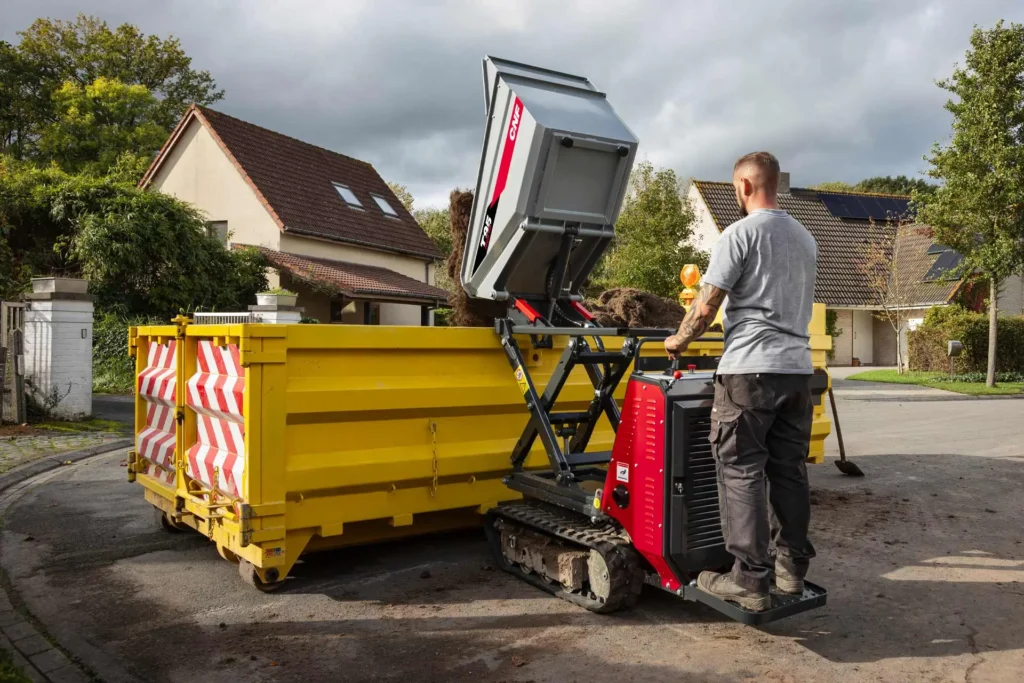 Elektrische dumper tijdens werk in woonwijk